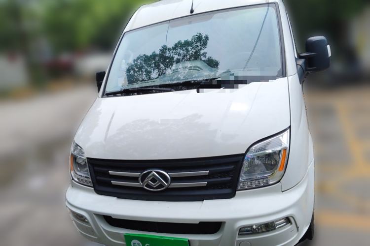 Used SAIC MAXUS Xintu V80 2023 2.0T Manual Classic City Delivery King Long Wheelbase Mid-Roof 3-Seater Exterior 1
