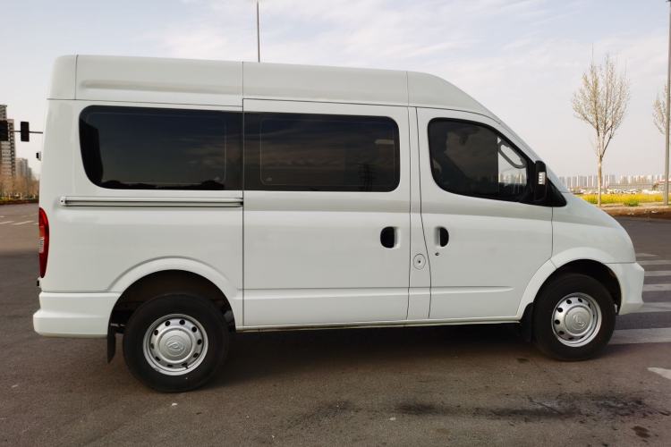 Used SAIC MAXUS Xintu V80 2023 2.0T Manual Classic Aoyuntong Short Wheelbase Mid-Roof 5/6-Seater Exterior 2