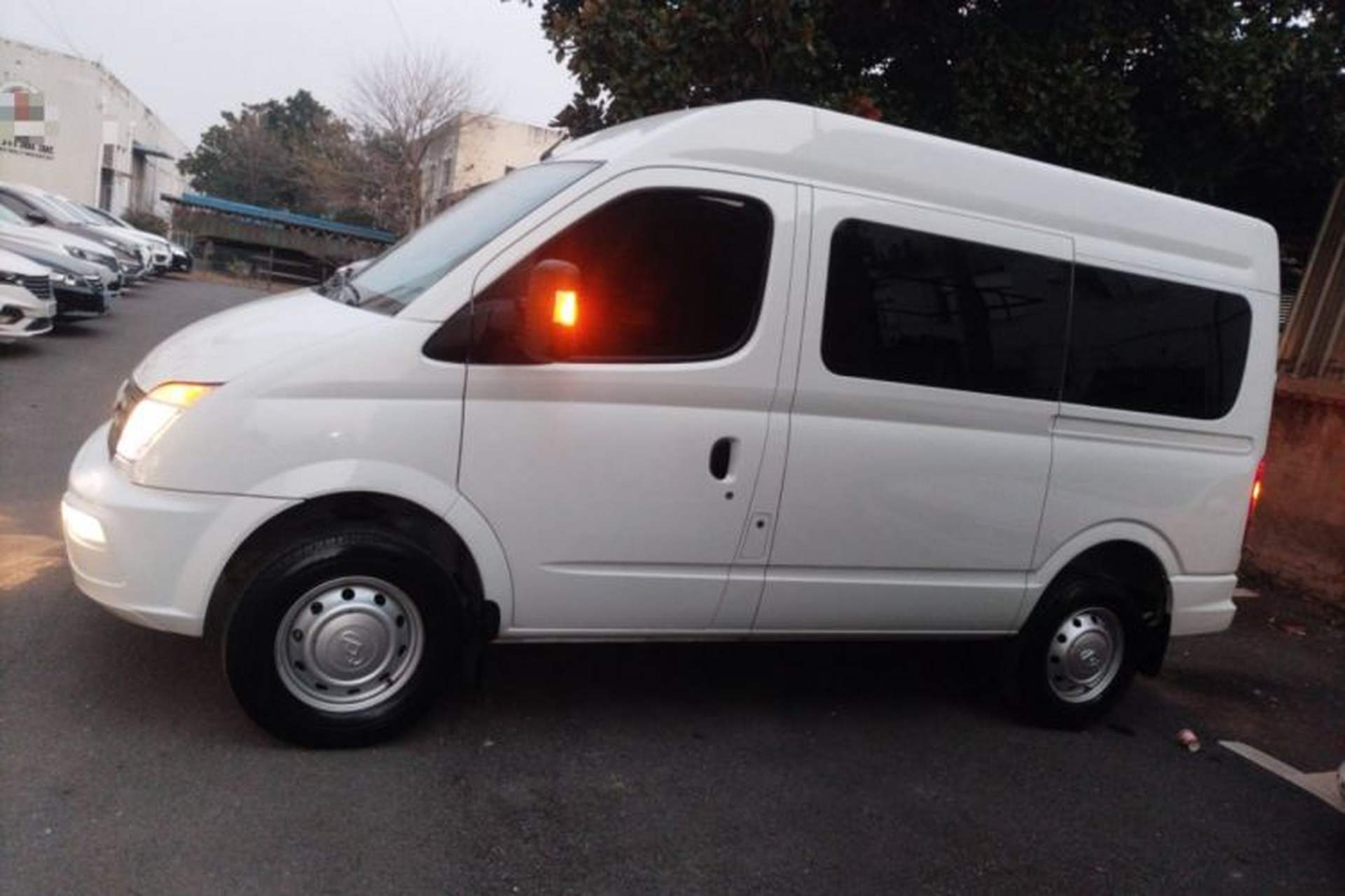 Used SAIC MAXUS Xintu V80 2023 2.0T Manual Classic Aoyuntong Short Wheelbase Mid-Roof 5/6-Seater Exterior 3