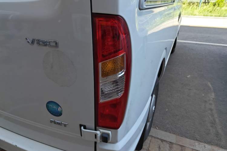 Used SAIC MAXUS Xintu V80 2023 2.0T AMT Classic Aoyuntong Short Wheelbase Mid-Roof 7/8/9-Seater Exterior 3