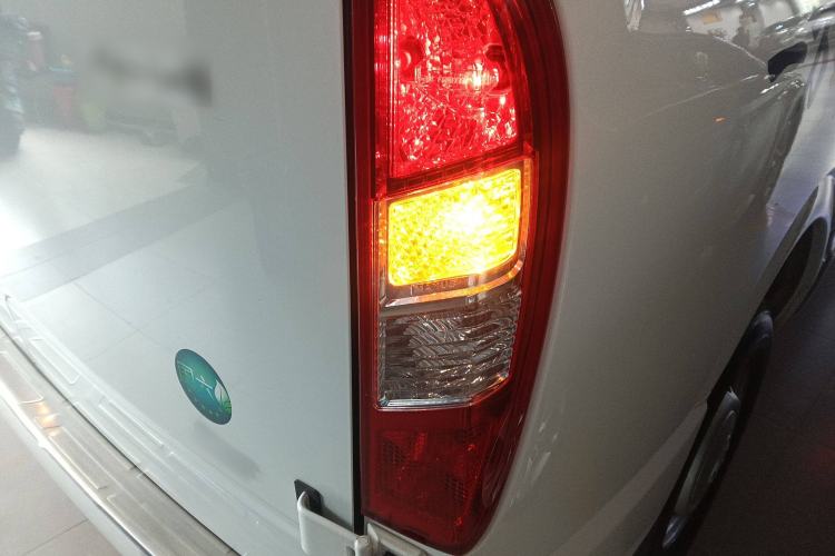 Used SAIC MAXUS Xintu V80 2023 2.0T AMT Classic Aoyuntong Short Wheelbase Mid-Roof 5/6-Seater Exterior 6