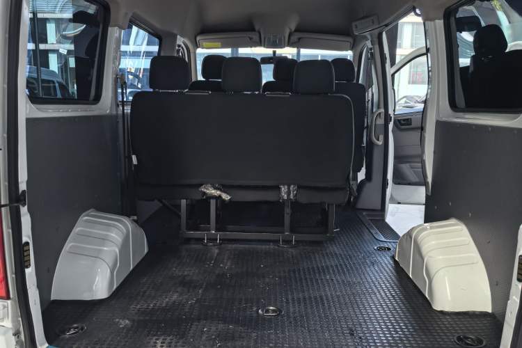 Used SAIC MAXUS Xintu V80 2023 2.0T Manual Classic Aoyuntong Short Wheelbase Mid-Roof 5/6-Seater Exterior 6