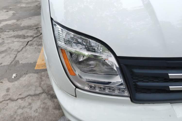 Used SAIC MAXUS Xintu V80 2023 2.0T Manual Classic City Delivery King Long Wheelbase Mid-Roof 3-Seater Exterior 6