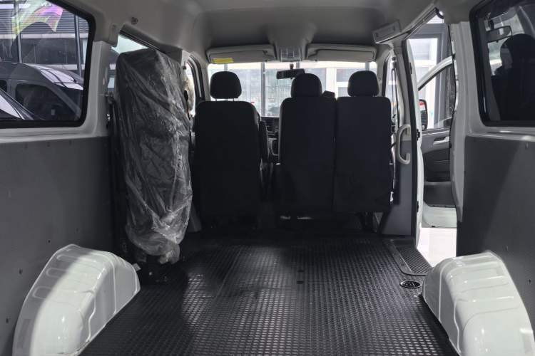 Used SAIC MAXUS Xintu V80 2023 2.0T Manual Classic Aoyuntong Short Wheelbase Mid-Roof 5/6-Seater Exterior 9