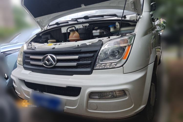 Used SAIC MAXUS Xintu V80 2023 2.0T Manual Classic City Delivery King Long Wheelbase Mid-Roof 3-Seater Front
