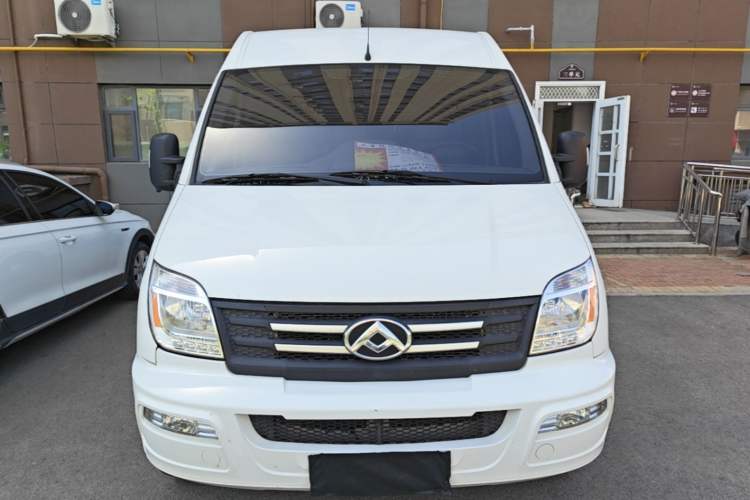 Used SAIC MAXUS Xintu V80 2023 2.0T AMT Classic Aoyuntong Short Wheelbase Mid-Roof 7/8/9-Seater Front