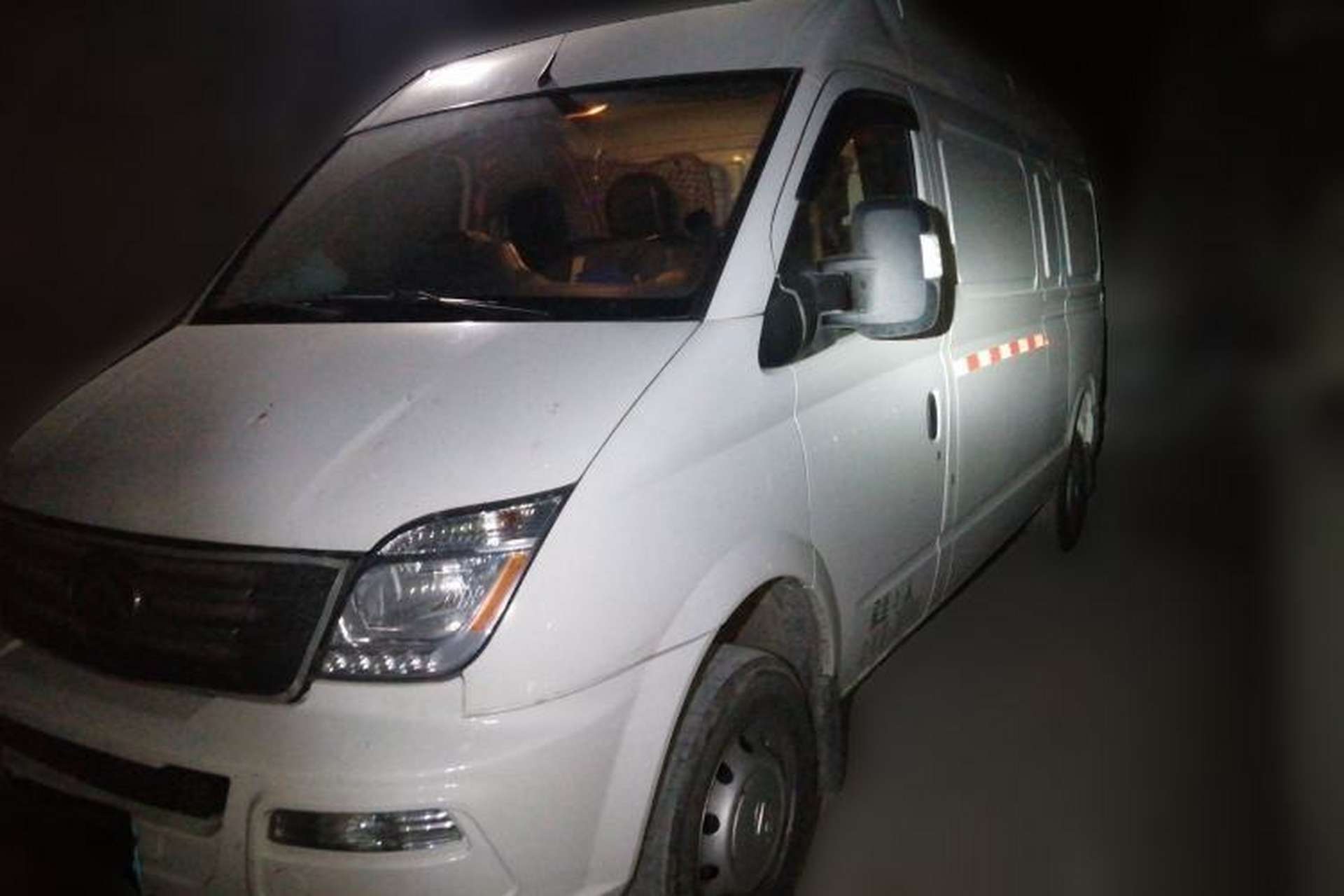 Used SAIC MAXUS Xintu V80 2023 2.0T Manual Classic City Delivery King Long Wheelbase Mid-Roof 3-Seater Front Left 45 Deg