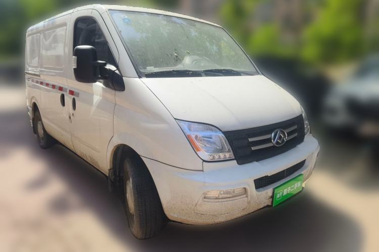 Used SAIC MAXUS Xintu V80 2023 2.0T AMT Classic City Distribution King Short Wheelbase Ultra-Low Roof 3-Seater Front Right 45 Deg