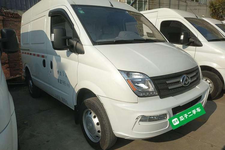 Used SAIC MAXUS Xintu V80 2023 2.0T Manual Classic City Delivery King Short Wheelbase Mid-Roof 3-Seater Front Right 45 Deg