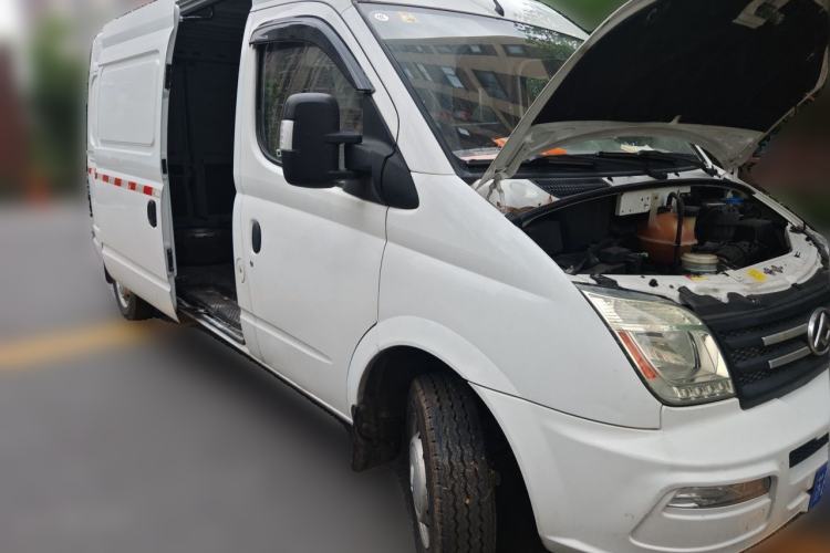 Used SAIC MAXUS Xintu V80 2023 2.0T Manual Classic City Delivery King Long Wheelbase Mid-Roof 3-Seater Front Right 45 Deg