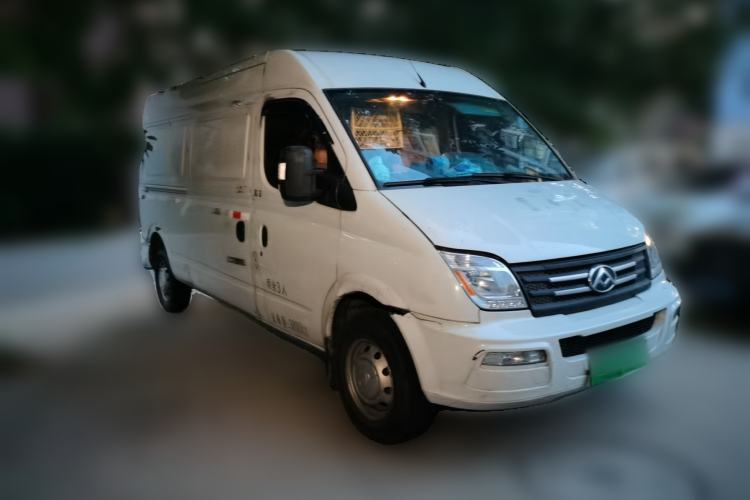 Used SAIC MAXUS Xintu V80 2023 2.0T Manual Classic City Delivery King Long Wheelbase Mid-Roof 3-Seater Front Right 45 Deg