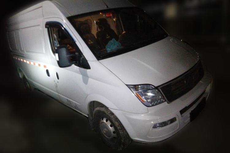 Used SAIC MAXUS Xintu V80 2023 2.0T Manual Classic City Delivery King Long Wheelbase Mid-Roof 3-Seater Front Right 45 Deg