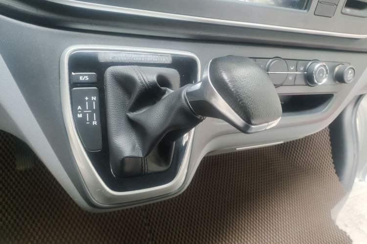 Used SAIC MAXUS Xintu V80 2023 2.0T AMT Classic Aoyuntong Long Wheelbase Mid-Height 6/7/8/9-Seater Gear Lever
