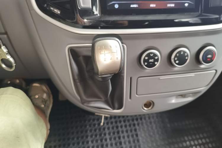 Used SAIC MAXUS Xintu V80 2023 2.0T Manual Classic Aoyuntong Short Wheelbase Mid-Roof 5/6-Seater Gear Lever