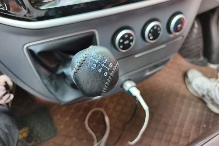 Used SAIC MAXUS Xintu V80 2023 2.0T Manual Classic Aoyuntong Short Wheelbase Mid-Roof 5/6-Seater Gear Lever