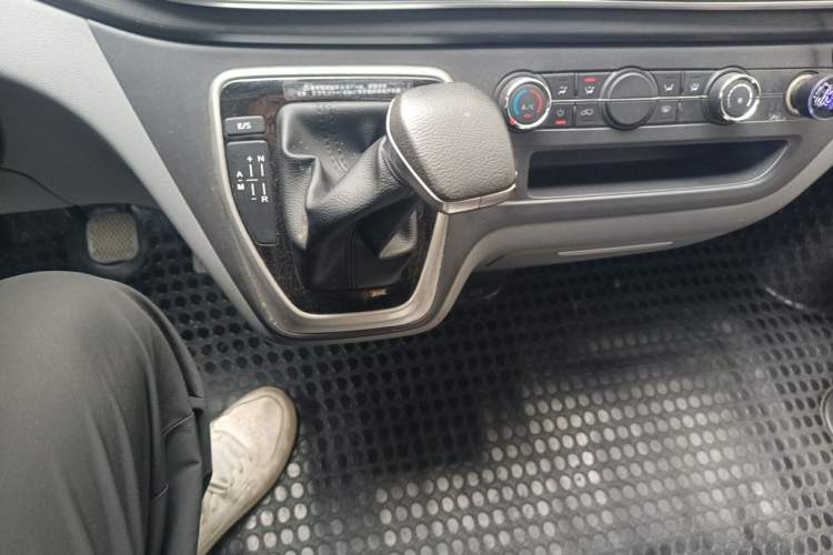 Used SAIC MAXUS Xintu V80 2023 2.0T AMT Classic Aoyuntong Long Wheelbase Mid-Height 6/7/8/9-Seater Gear Lever
