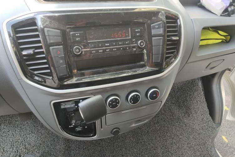 Used SAIC MAXUS Xintu V80 2023 2.0T AMT Classic Aoyuntong Short Wheelbase Mid-Roof 5/6-Seater Gear Lever