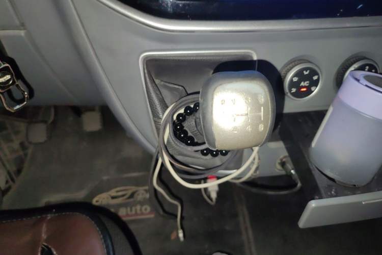 Used SAIC MAXUS Xintu V80 2023 2.0T Manual Classic Aoyuntong Short Wheelbase Ultra-Low Roof 5/6-Seater Gear Lever