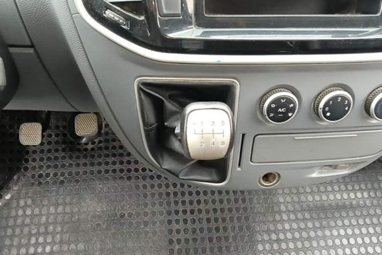 Used SAIC MAXUS Xintu V80 2023 2.0T Manual Classic Aoyuntong Short Wheelbase Mid-Roof 5/6-Seater Gear Lever