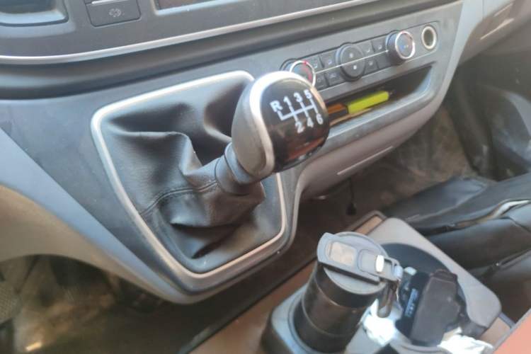 Used SAIC MAXUS Xintu V80 2023 2.0T Manual Classic Aoyuntong Long Wheelbase Mid-Height 6/7/8/9-Seater Gear Lever