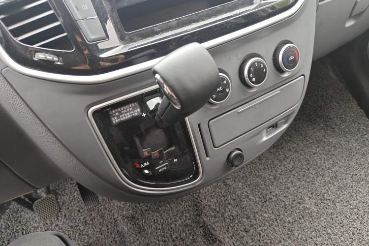 Used SAIC MAXUS Xintu V80 2023 2.0T AMT Classic Aoyuntong Short Wheelbase Mid-Roof 5/6-Seater Gear Lever