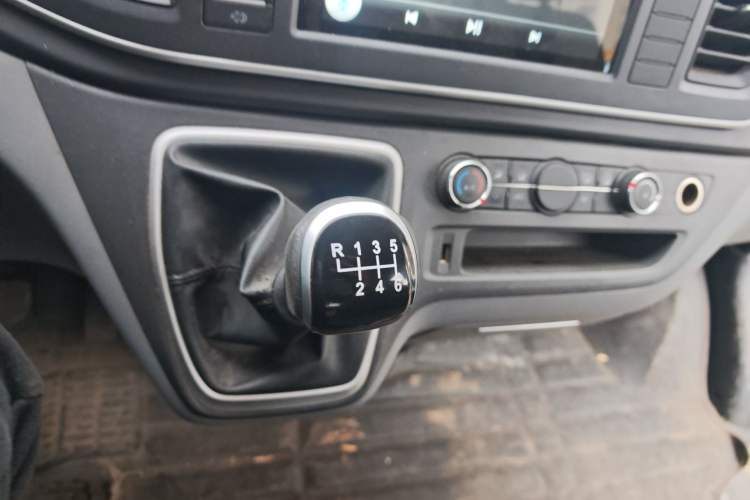 Used SAIC MAXUS Xintu V80 2023 2.0T Manual Classic Aoyuntong Long Wheelbase Mid-Height 6/7/8/9-Seater Gear Lever