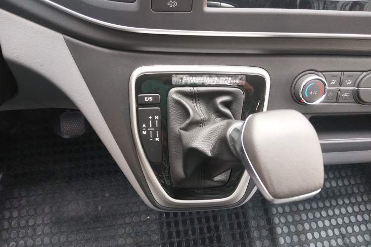 Used SAIC MAXUS Xintu V80 2023 2.0T PLUS AMT All-Rounder Short Wheelbase Mid-Roof 5/6-Seater Gear Lever