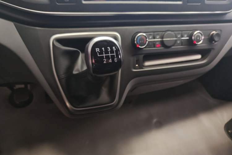 Used SAIC MAXUS Xintu V80 2023 2.0T Manual Classic Aoyuntong Short Wheelbase Mid-Roof 5/6-Seater Gear Lever