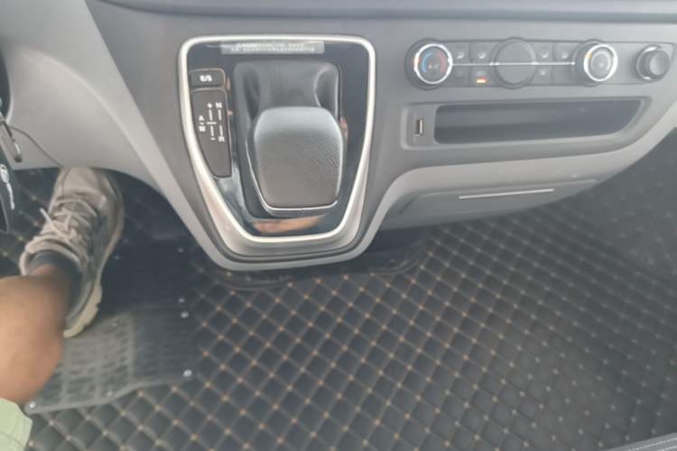 Used SAIC MAXUS Xintu V80 2023 2.0T AMT Classic Aoyuntong Long Wheelbase Mid-Height 6/7/8/9-Seater Gear Lever