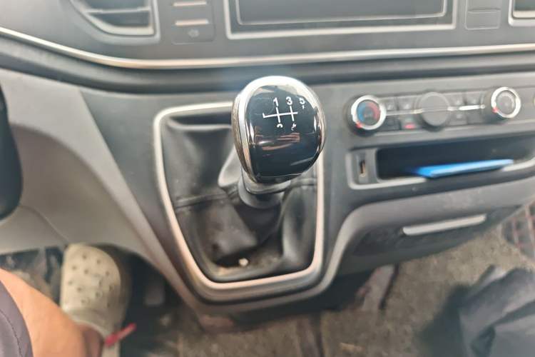 Used SAIC MAXUS Xintu V80 2023 2.0T Manual Classic Aoyuntong Long Wheelbase Mid-Height 6/7/8/9-Seater Gear Lever