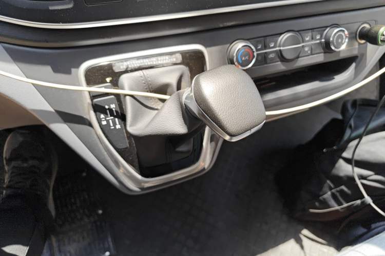 Used SAIC MAXUS Xintu V80 2023 2.0T AMT Classic Aoyuntong Power Version Short Wheelbase Ultra-Low Roof 5/6-Seater Gear Lever