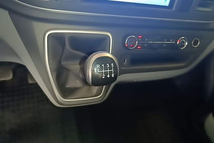 Used SAIC MAXUS Xintu V80 2023 2.0T Manual Classic Aoyuntong Short Wheelbase Ultra-Low Roof 7/8/9-Seater Gear Lever