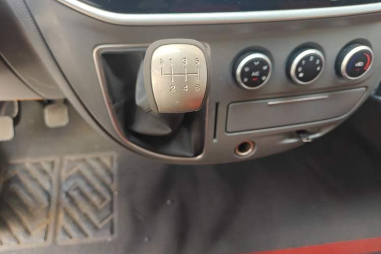 Used SAIC MAXUS Xintu V80 2023 2.0T Manual Classic Aoyuntong Short Wheelbase Mid-Roof 5/6-Seater Gear Lever