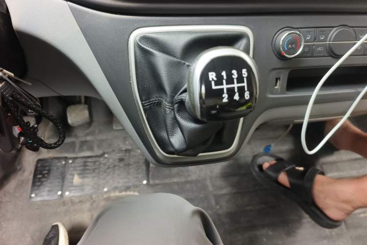 Used SAIC MAXUS Xintu V80 2023 2.0T Manual Classic Aoyuntong Long Wheelbase Mid-Height 6/7/8/9-Seater Gear Lever