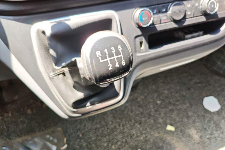 Used SAIC MAXUS Xintu V80 2023 2.0T Manual Classic Aoyuntong Long Wheelbase Mid-Height 6/7/8/9-Seater Gear Lever