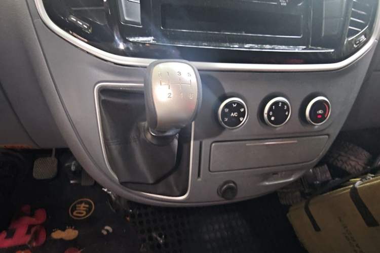 Used SAIC MAXUS Xintu V80 2023 2.0T Manual Classic Aoyuntong Short Wheelbase Mid-Roof 5/6-Seater Gear Lever