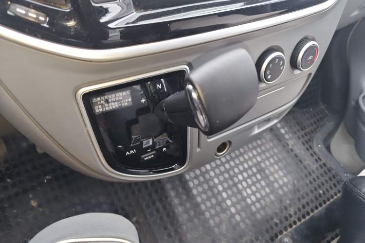Used SAIC MAXUS Xintu V80 2023 2.0T AMT Classic Aoyuntong Short Wheelbase Mid-Roof 5/6-Seater Gear Lever