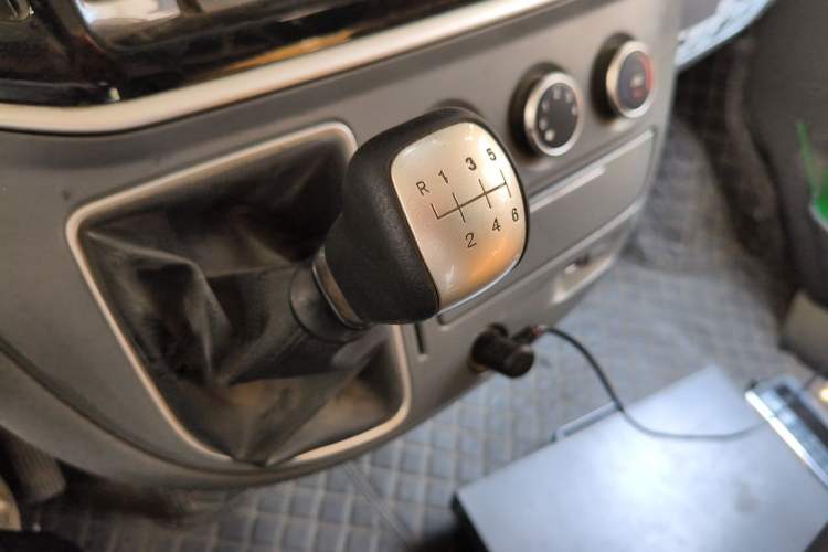 Used SAIC MAXUS Xintu V80 2023 2.0T Manual Classic Aoyuntong Short Wheelbase Mid-Roof 7/8/9-Seater Gear Lever