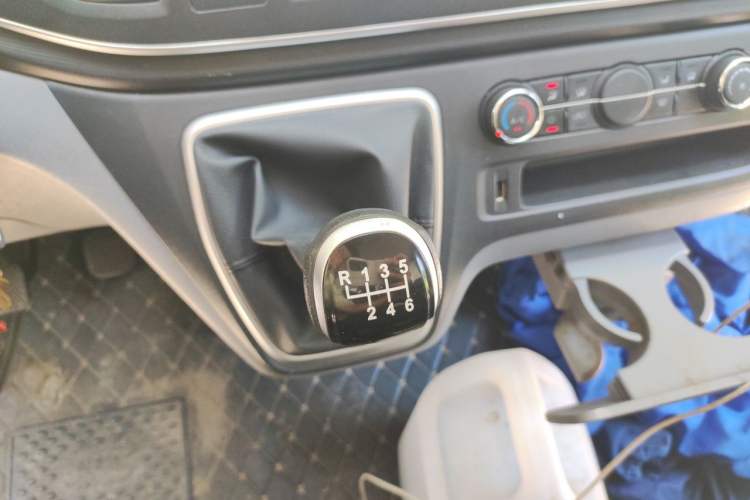 Used SAIC MAXUS Xintu V80 2023 2.0T Manual Classic Aoyuntong Short Wheelbase Mid-Roof 5/6-Seater Gear Lever