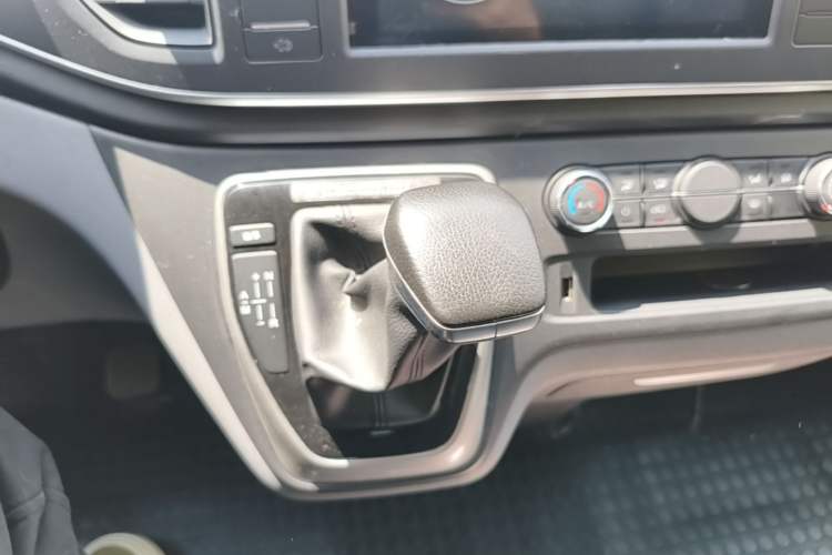 Used SAIC MAXUS Xintu V80 2023 2.0T AMT Classic Aoyuntong Short Wheelbase Mid-Roof 5/6-Seater Gear Lever