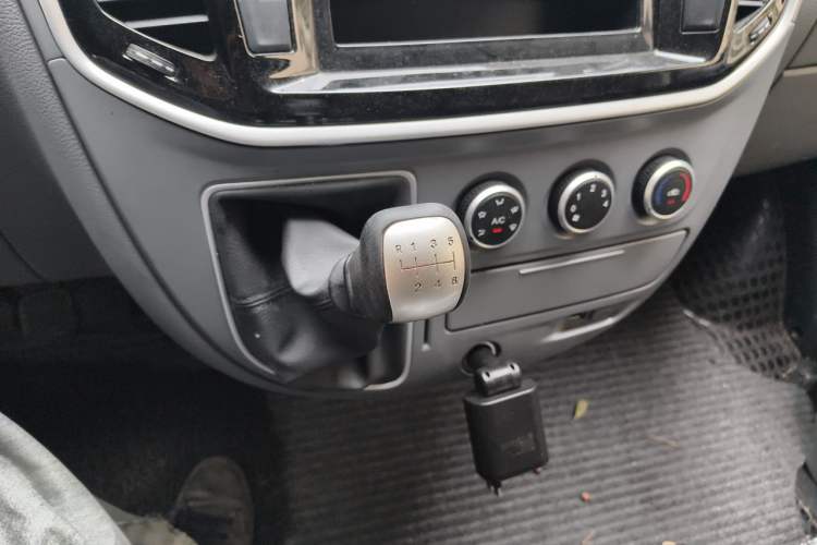 Used SAIC MAXUS Xintu V80 2023 2.0T Manual Classic Aoyuntong Short Wheelbase Mid-Roof 5/6-Seater Gear Lever