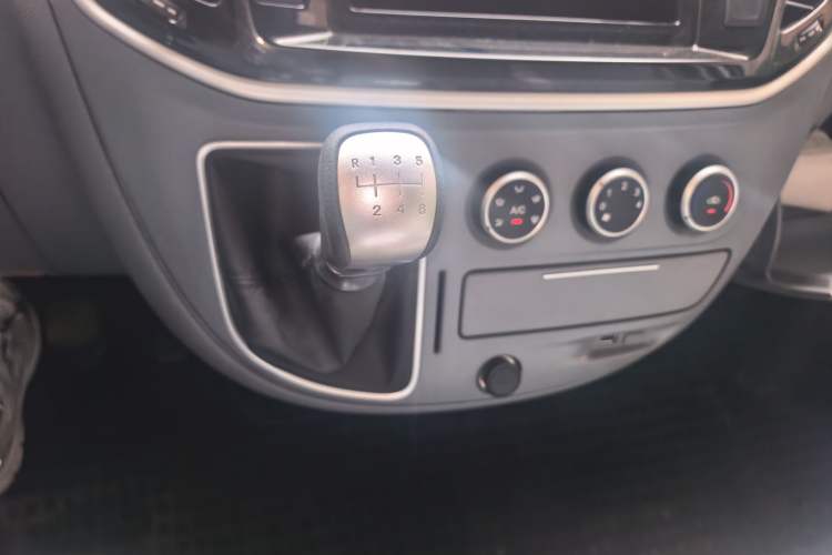 Used SAIC MAXUS Xintu V80 2023 2.0T Manual Classic City Delivery King Short Wheelbase Ultra-Low Roof 3-Seater Gear Lever