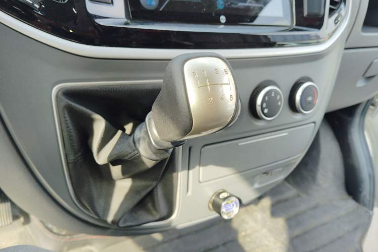 Used SAIC MAXUS Xintu V80 2023 2.0T Manual Classic City Delivery King Short Wheelbase Ultra-Low Roof 3-Seater Gear Lever
