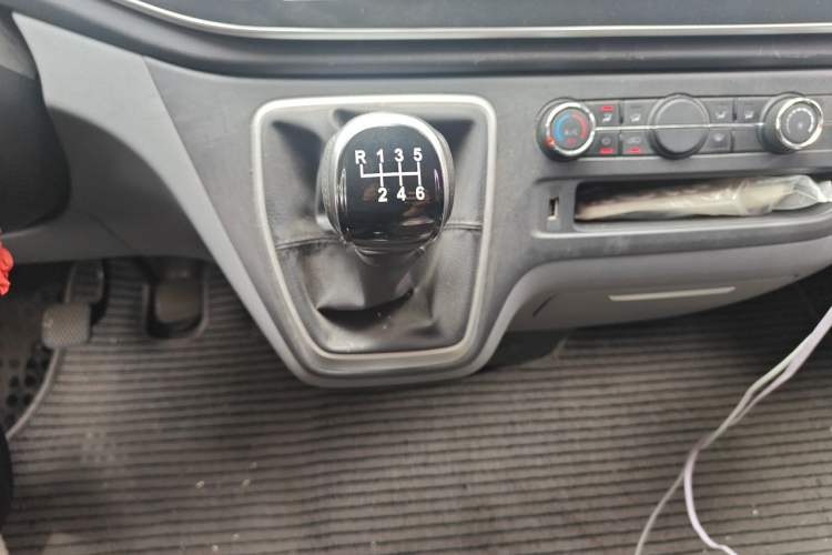 Used SAIC MAXUS Xintu V80 2023 2.0T Manual Classic Aoyuntong Long Wheelbase Ultra-Low Roof 6/7/8/9-Seater Gear Lever