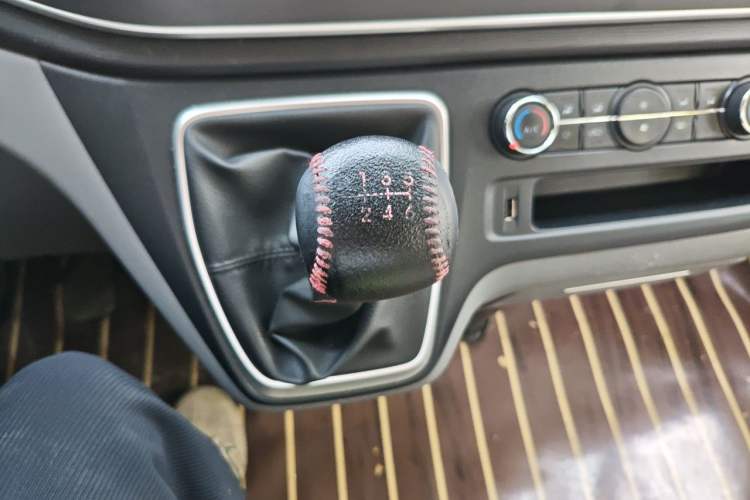 Used SAIC MAXUS Xintu V80 2023 2.0T Manual Classic Aoyuntong Long Wheelbase Mid-Height 6/7/8/9-Seater Gear Lever