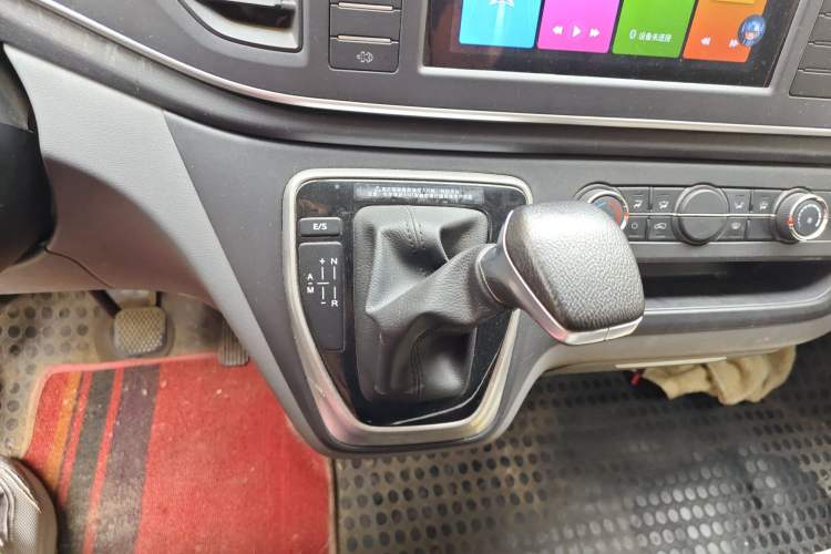 Used SAIC MAXUS Xintu V80 2023 2.0T AMT Classic Aoyuntong Long Wheelbase Mid-Height 6/7/8/9-Seater Gear Lever