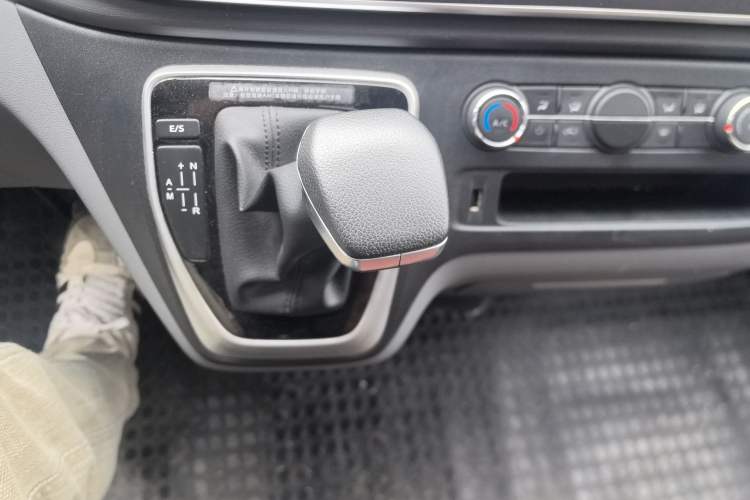 Used SAIC MAXUS Xintu V80 2023 2.0T AMT Classic Aoyuntong Long Wheelbase Mid-Height 6/7/8/9-Seater Gear Lever