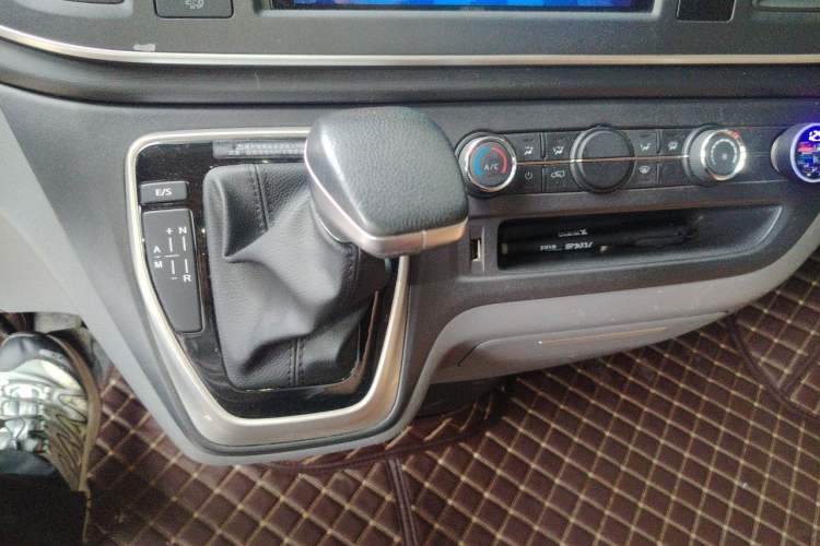 Used SAIC MAXUS Xintu V80 2023 2.0T AMT Classic Aoyuntong Long Wheelbase Mid-Height 6/7/8/9-Seater Gear Lever