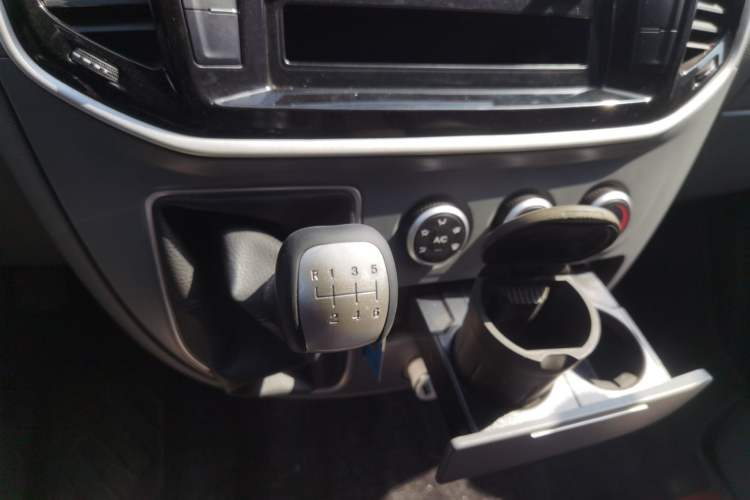 Used SAIC MAXUS Xintu V80 2023 2.0T Manual Classic Aoyuntong Short Wheelbase Mid-Roof 5/6-Seater Gear Lever