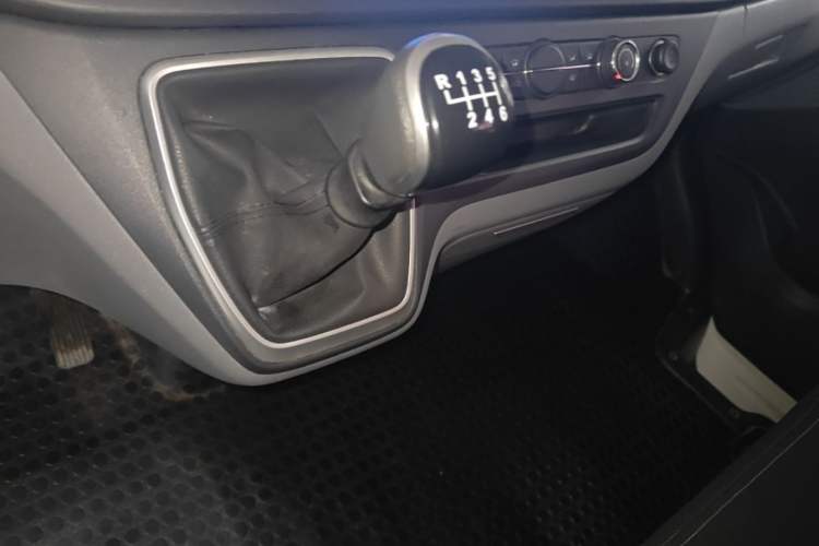 Used SAIC MAXUS Xintu V80 2023 2.0T Manual Classic Aoyuntong Long Wheelbase Mid-Height 6/7/8/9-Seater Gear Lever